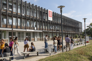 Etudiants devant le batiment de Sciences Po Bordeaux